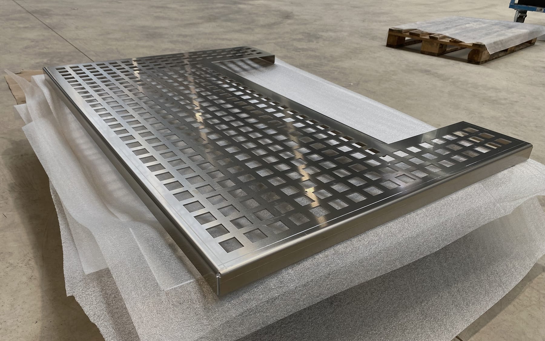 Großes gelasertes Edelstahlteil aus der Fertigung von Metallbau Heuser