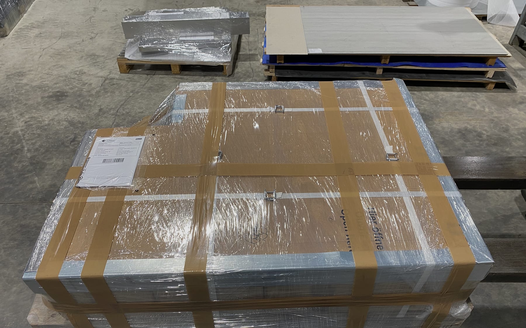 Transportsicher verpackte Laserteile auf Palette